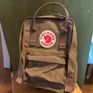 Fjallraven Kånken Mini Backpack in Brown/Taupe